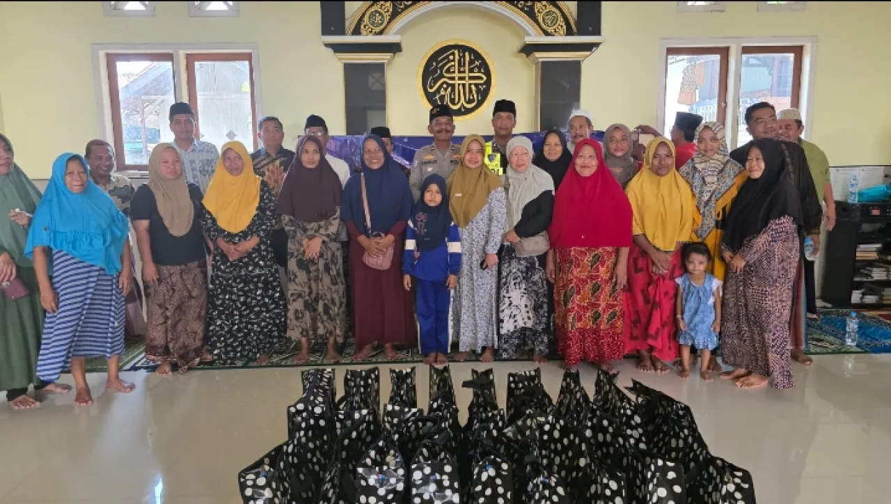 Jum'at Berkah, Satlantas Polres Bangkalan Bagi-bagi Bingkisan Untuk Ibu-ibu di Musholla Miftahul Iman