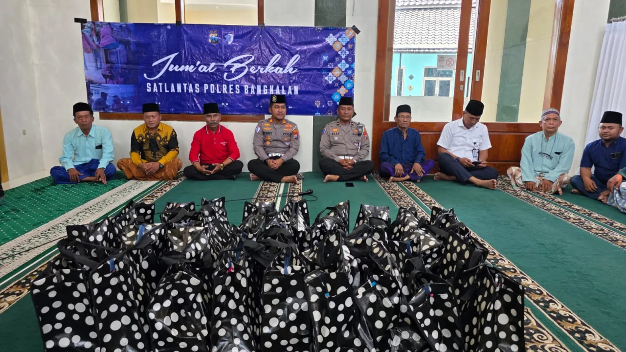 Satlantas Polres Bangkalan Gelar Kegiatan "Jum'at Berkah" dan Bagikan Sembako di Masjid Baitur Rohim