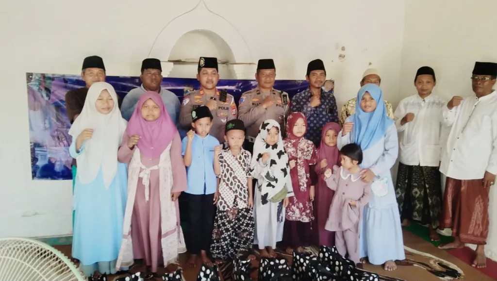 Gandeng Media Halo Bangkalan, Satlantas Polres Bangkalan Gelar Jumat Berkah dan Edukasi Tertib Berlalu Lintas