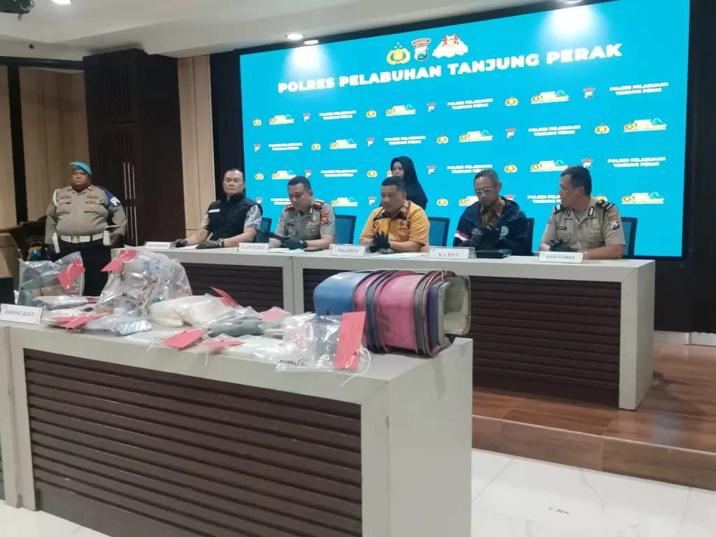 Penggerebekan Narkoba di Jalan Kunti Surabaya, Polres Tanjung Perak Amankan 19 Orang dan Puluhan Barang Bukti