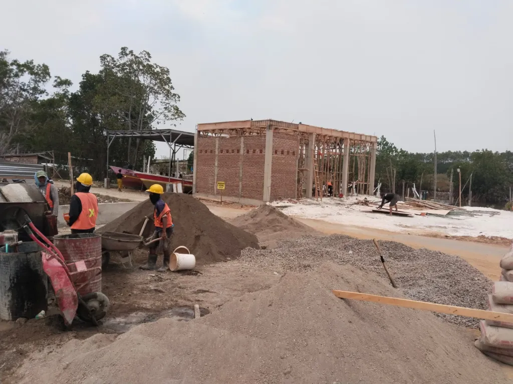 PROGRES PEMBANGUNAN KAMPUNG NELAYAN MERAH PUTIH DESA TENGKET CAPAI 32 PERSEN