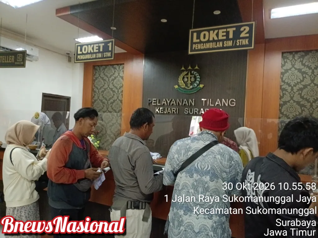 Pelayanan Tilang di Kejari Surabaya Kawasan Sukomanunggal Padati Warga, Petugas Pastikan Kemudahan Pembayaran Via QRIS