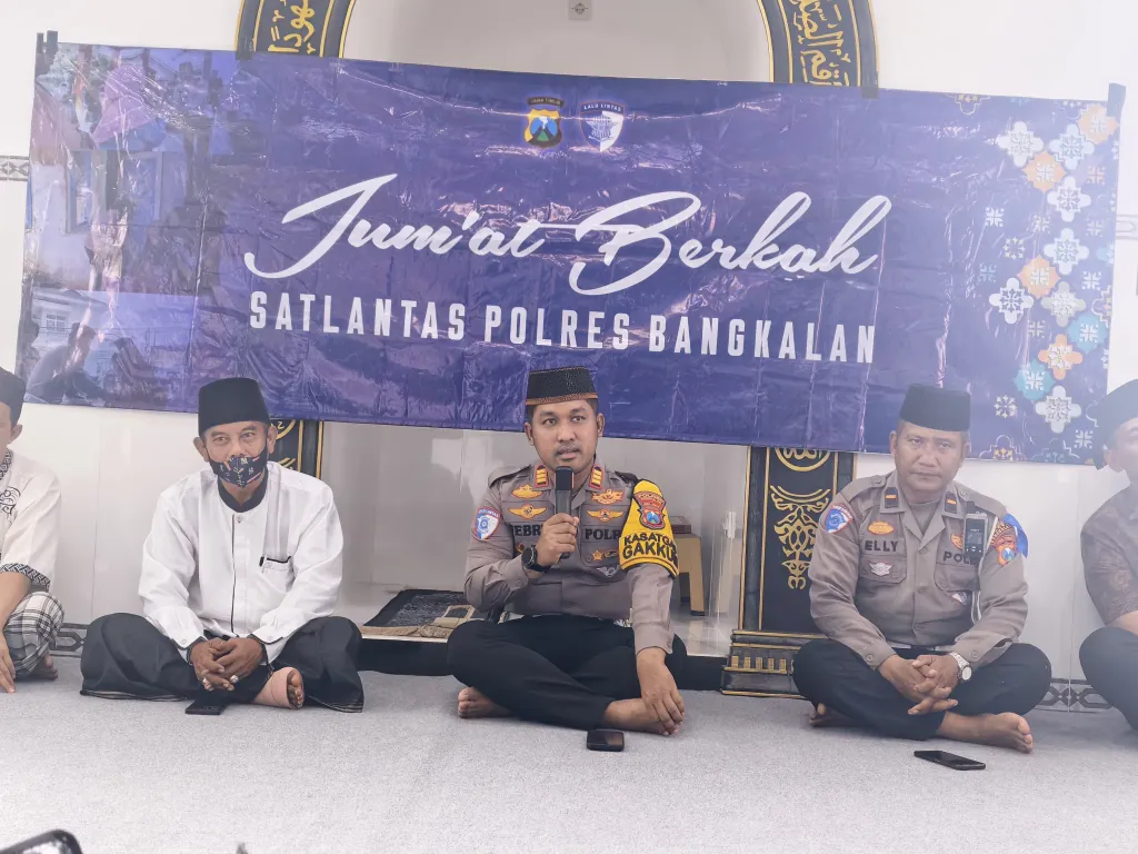 Kasat Lantas Polres Bangkalan AKP FEBRY HERMAWAN Pimpin Lansung Jum'at Berkah Di Mushola Al Jufri Martajsah