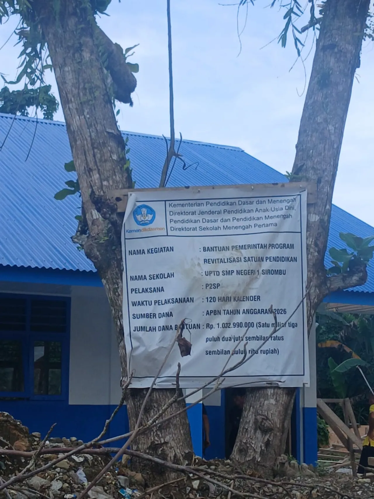 Program Revitalisasi UPTD SMP Negeri 1 Sirombu Senilai Rp1 Miliar Lebih Diduga Tidak Transparan.
