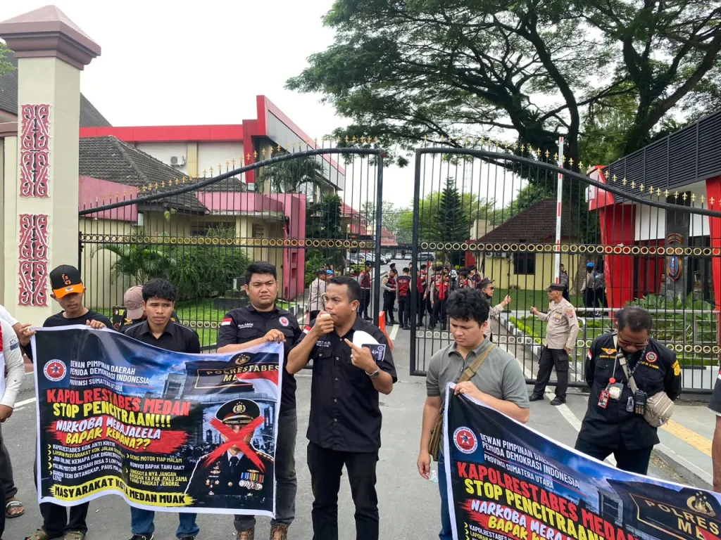 STOP PENCITRAAN KAPOLRESTABES MEDAN! MASYARAKAT BUTUH KEAMANAN, BUKAN KEINDAHAN DI MEDIA SOSIAL