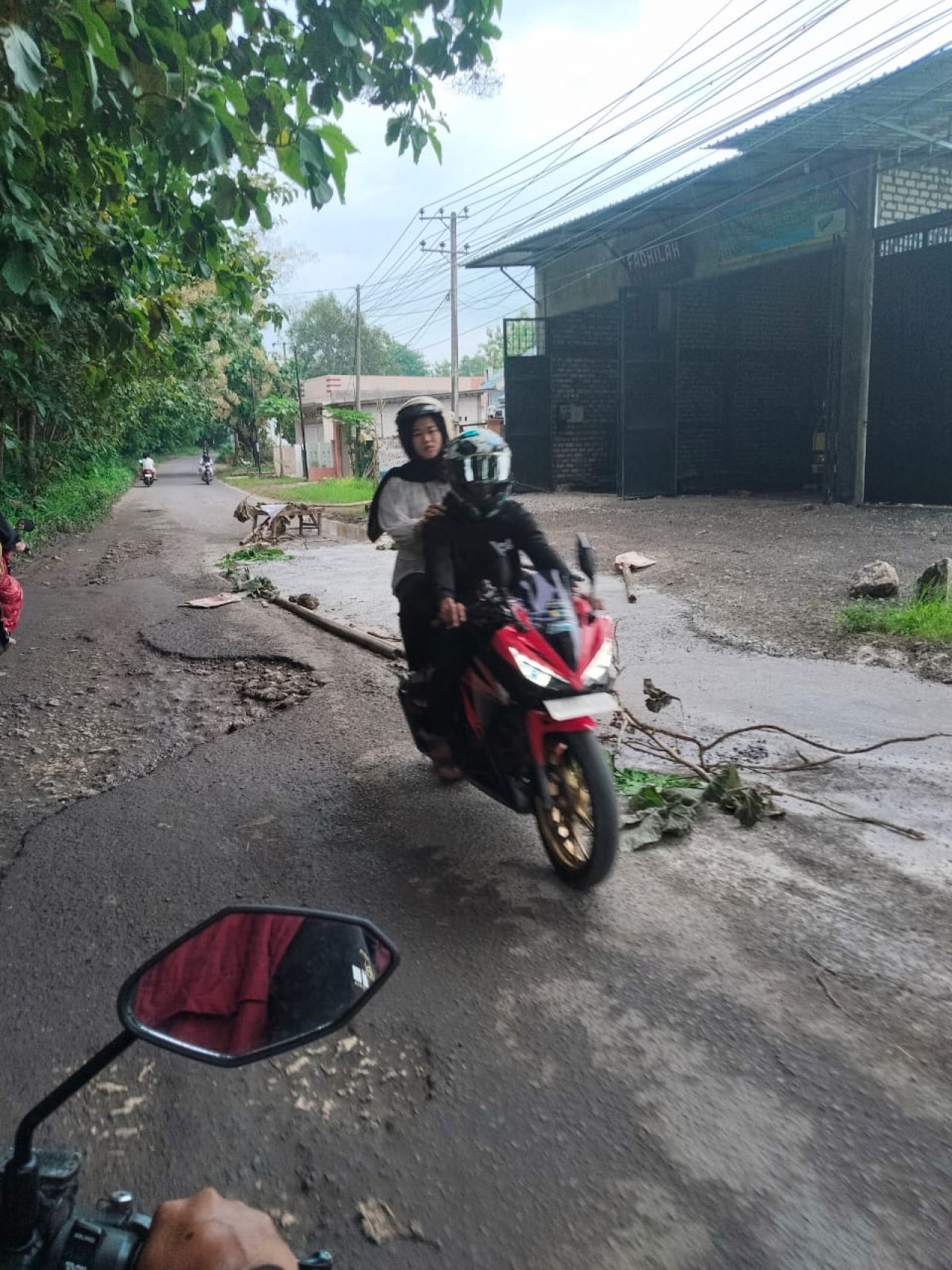 Jalan Akses Labang–Kamal di Desa Jukong Rusak Parah, Warga Lakukan Perbaikan Swadaya