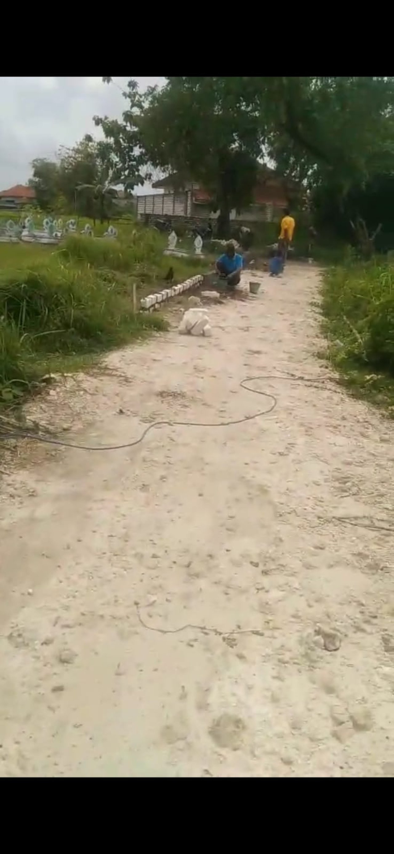 Swadaya Perbaikan Jalan Desa, Warga Tengket Arosbaya Kompak Bangun Akses Antar Dusun