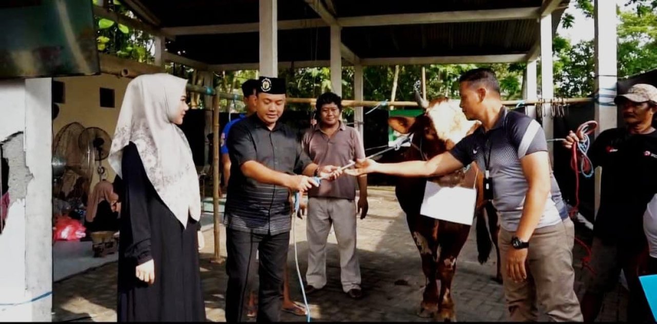 Wujud Kepedulian Nyata, Polres Bangkalan Salurkan 865 Paket Daging Kurban untuk Masyarakat