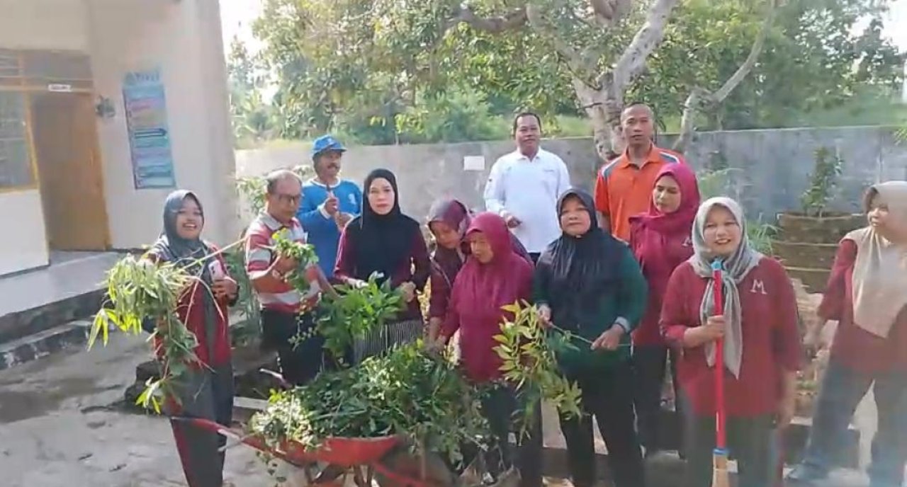 Hijaukan Lingkungan Kerja, Kecamatan Arosbaya Gelar Aksi Bersih-Bersih di Hari Lingkungan Hidup Sedunia