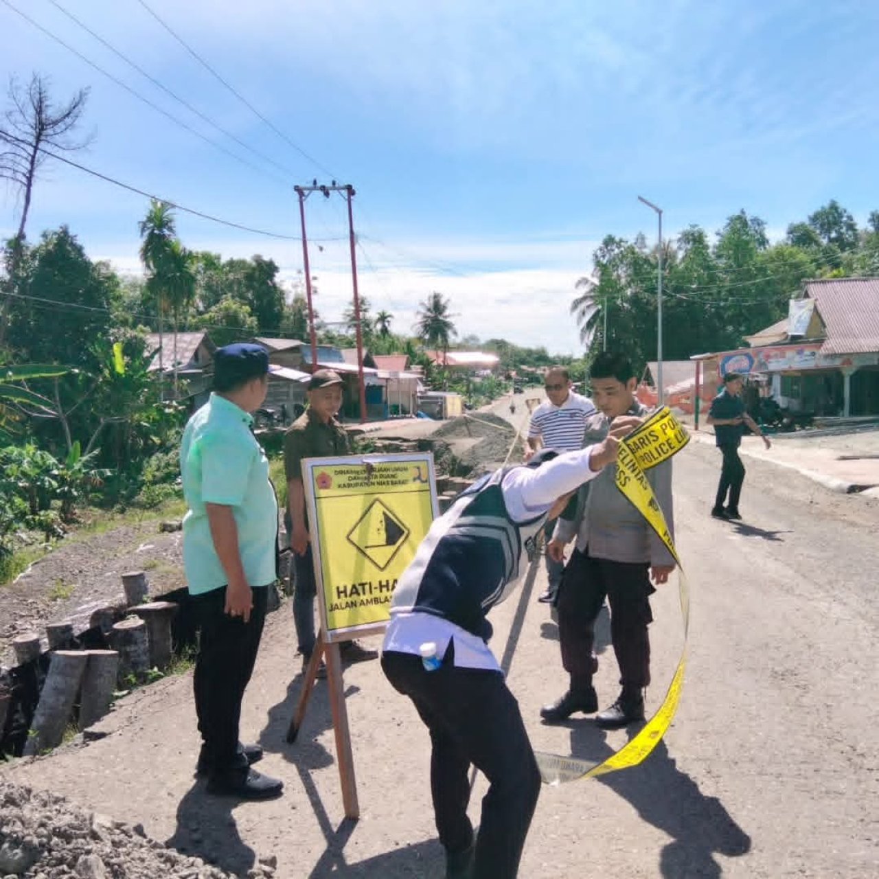 Jalan Amblas Menuju Kantor Bupati Nias Barat Dipasangi Garis Polisi, Warga Simaeasi Minta Perbaikan Segera