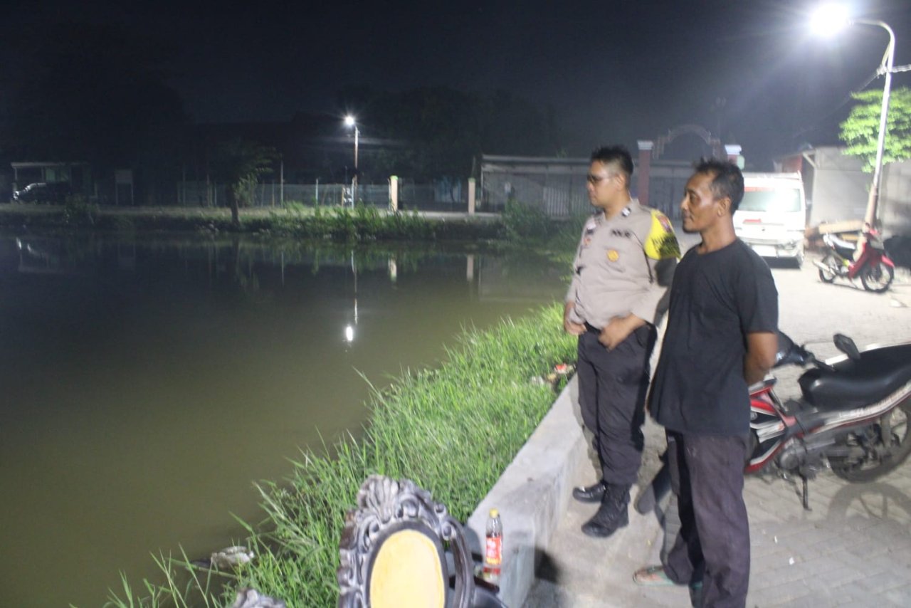 Kapolsek Pakal Dukung Ketahanan Pangan Melalui Pendampingan Budidaya Ikan Air Tawar di Kelurahan Sumberrejo