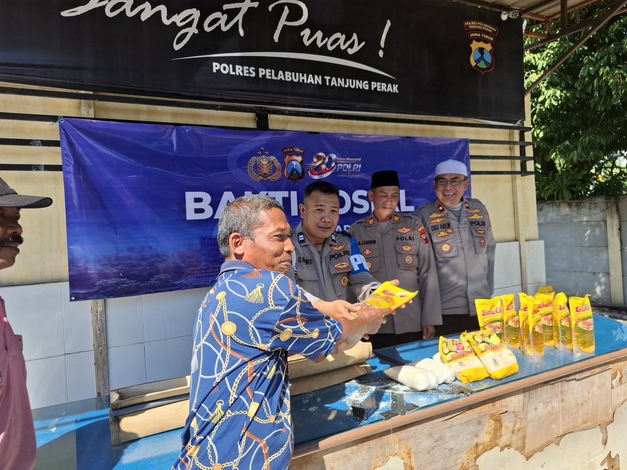 Peringati Hari Bhayangkara ke-80, Polsek Pabean Cantikan Bagikan Sembako untuk Warga dan Jukir