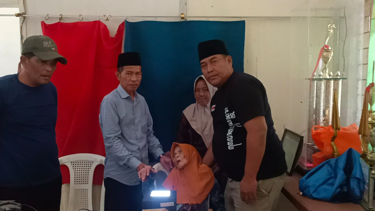 Kades Lajing Dampingi Nenek Berusia 120 Tahun Rekam e-KTP di Kecamatan Arosbaya