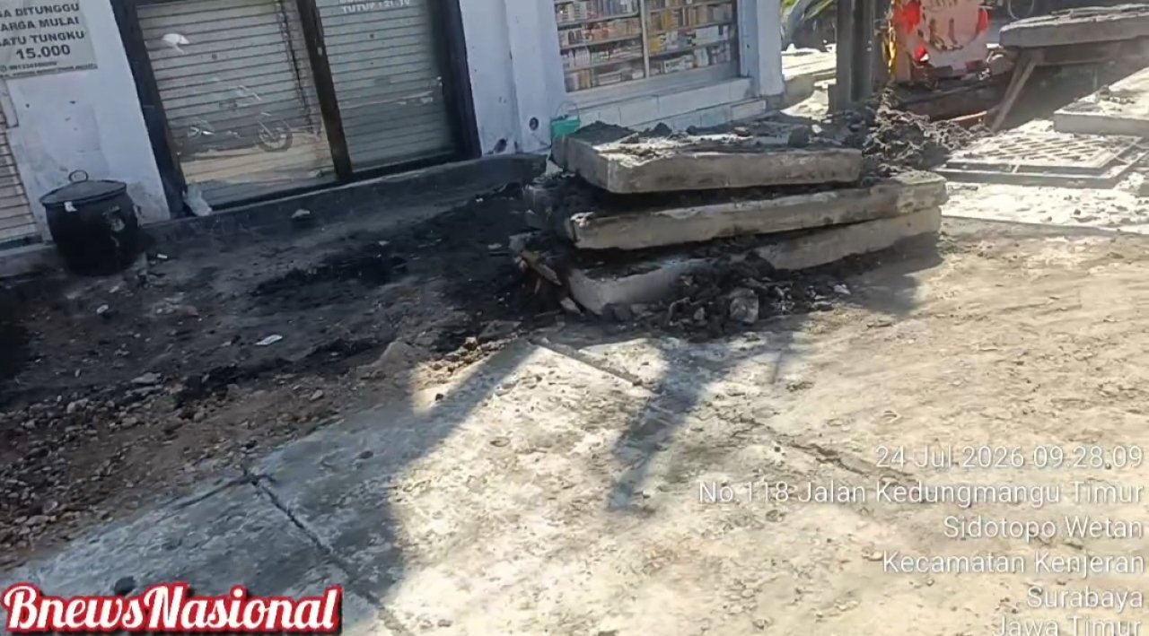 Pengerjaan Saluran U-Ditch di Kedungmangu Timur Surabaya Dikeluhkan, Akses Pertokoan Terganggu