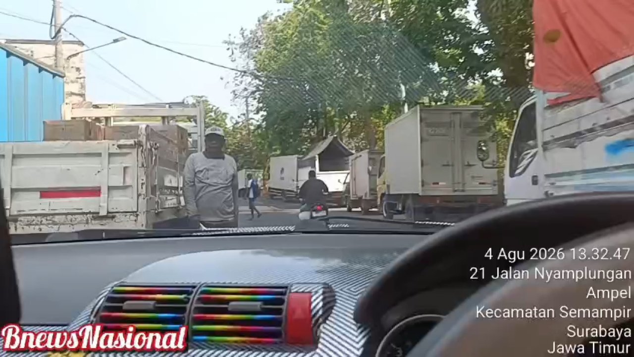 Truk Ekspedisi Parkir Berlapis dan Bongkar Muat Sembarangan, Jalan Nyamplungan Surabaya Dilanda Kemacetan