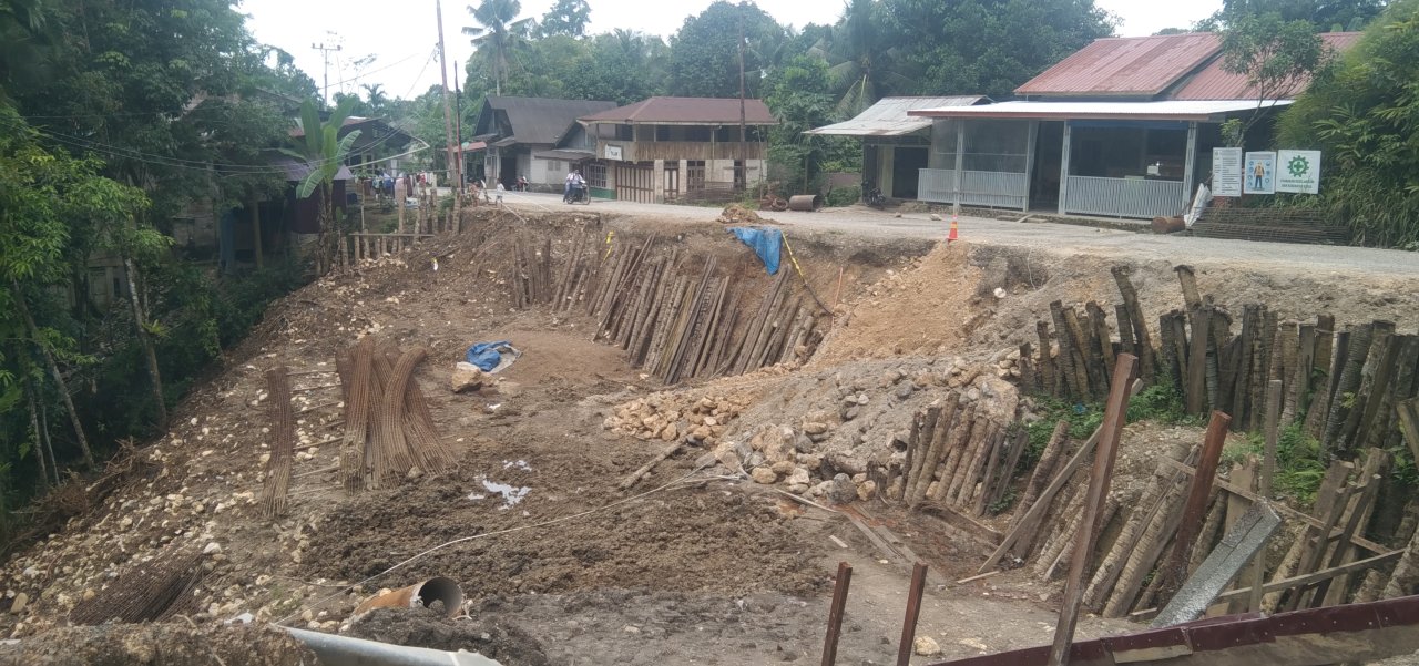 Proyek Benteng Jalan Provinsi Ruas Miga - Lolowua Senilai Rp 4,1 Miliar Mangkrak, Kontraktor Diduga Abaikan Target