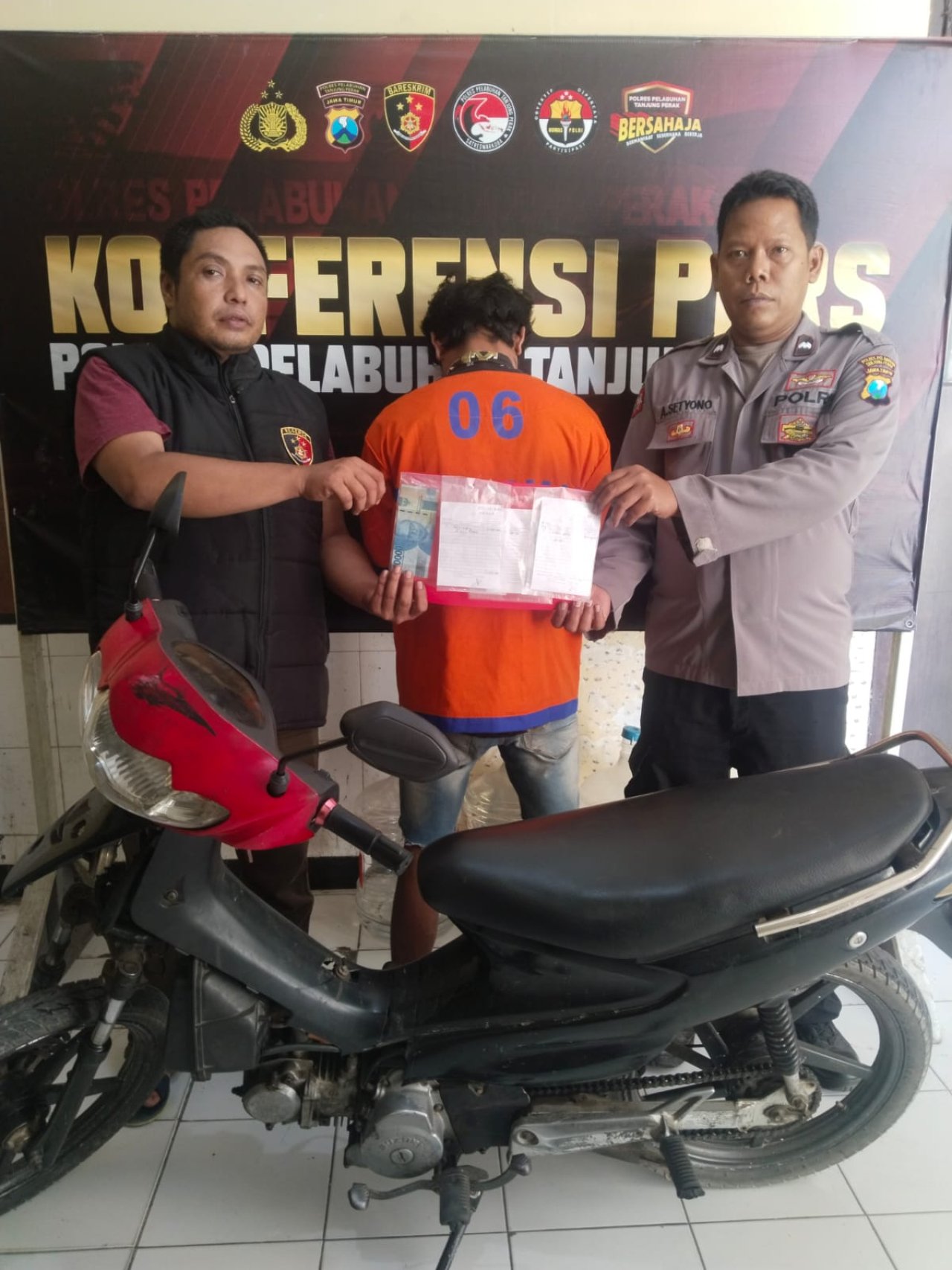 Polsek Kenjeran Amankan Pelaku Pembobolan Gudang Plastik Tambak Wedi Surabaya. 