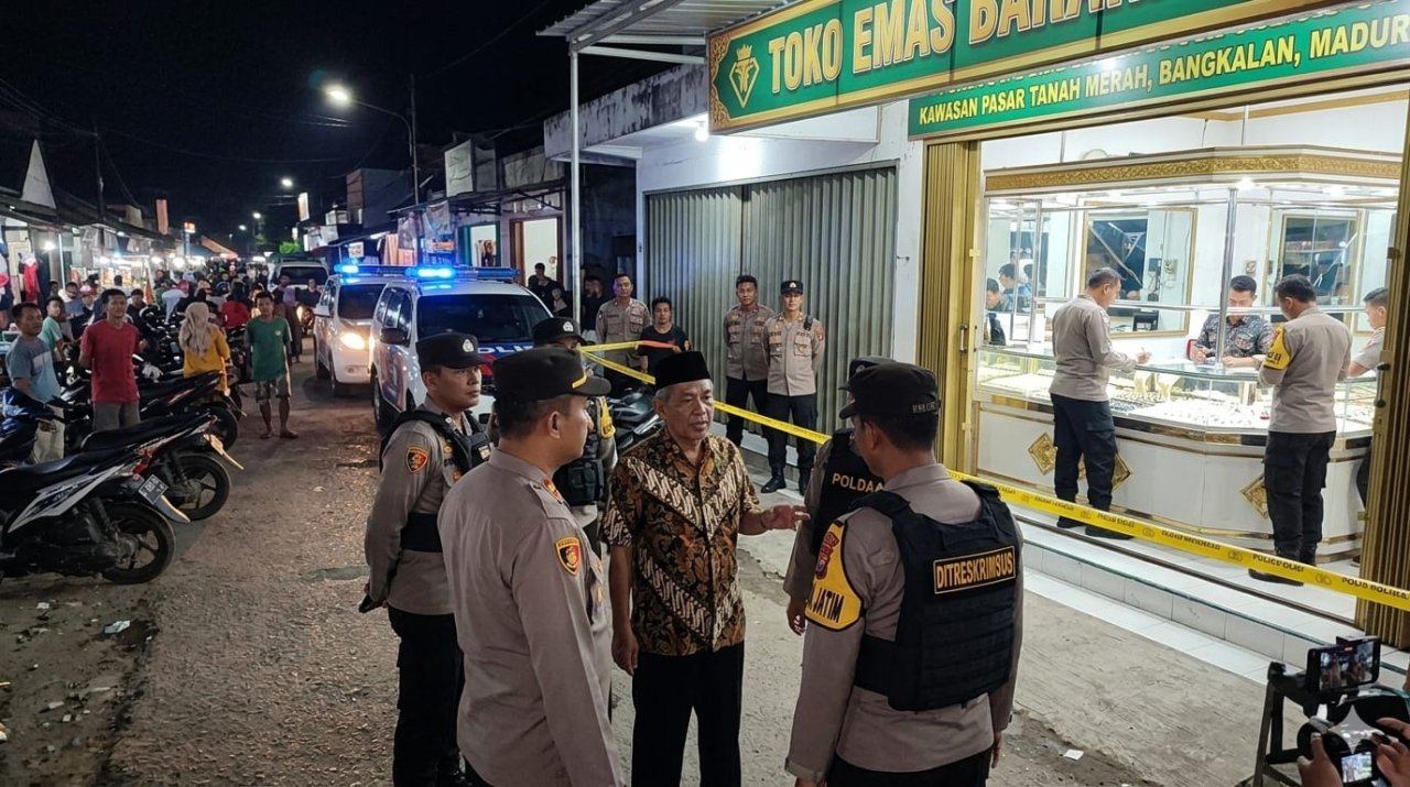 Toko Emas di Pasar Tanah Merah Didatangi Penyidik Polda Jatim, Pemilik Jalani Pemeriksaan